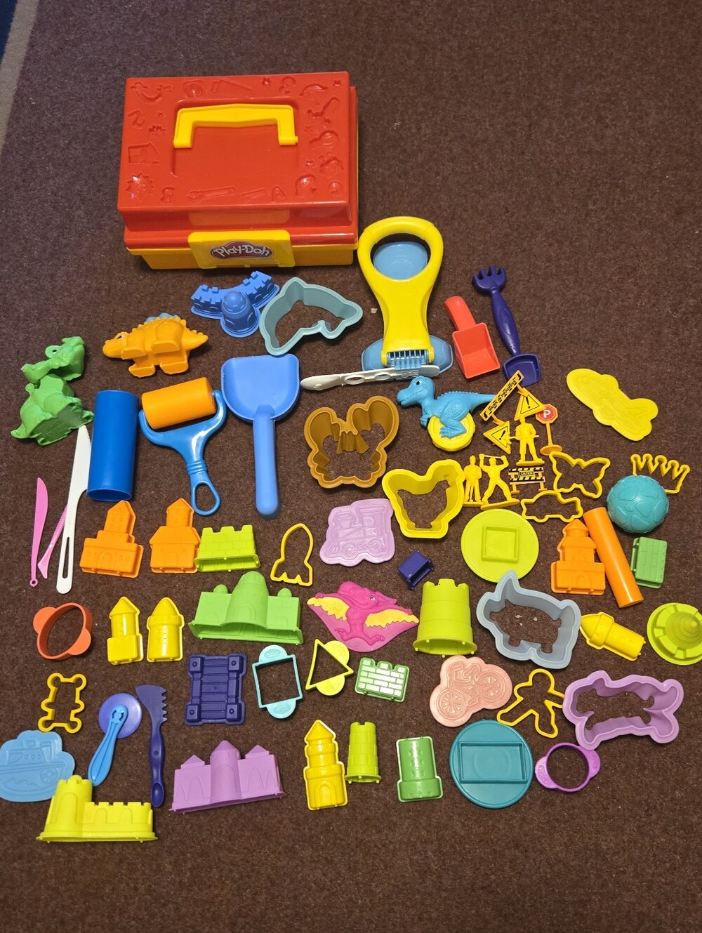 Play-Doh & Kinetic Sand Mold And Accessory Lot With Box Sensory Play Learning
